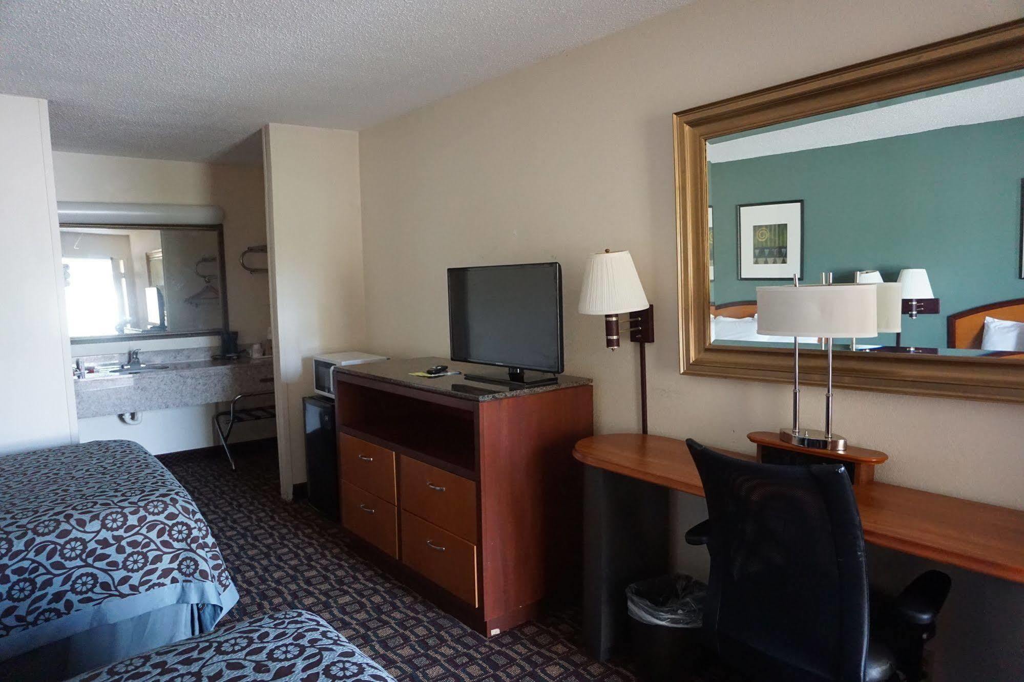 Days By Wyndham Wheeler Road Hotel